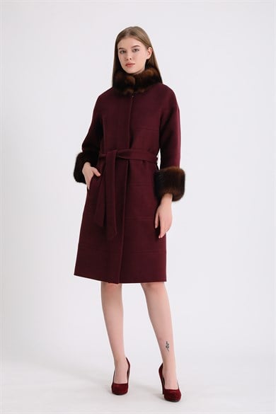 Manteau en cachemire bordeaux avec garniture en fourrure de zibeline
