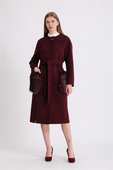 Manteau en cachemire bordeaux avec garniture en fourrure de renard