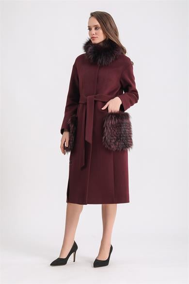 Manteau en cachemire bordeaux avec garniture en fourrure de renard