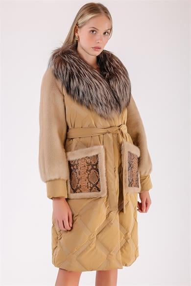 Manteau matelassé chameau beige avec garniture de fourrure de renard