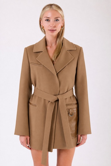 Manteau en cachemire camel avec finitions en cuir