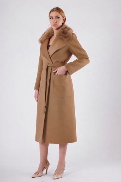 Manteau en cachemire chameau avec fitures en fourrure