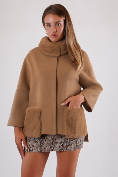 Manteau en cachemire couleur chameau avec finitions en fourrure