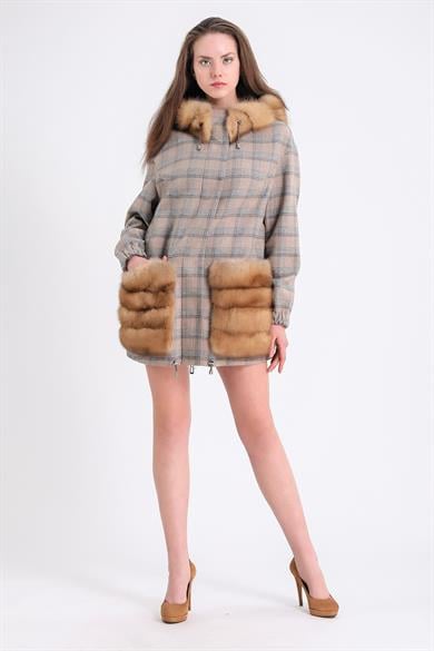 Manteau en alpaga couleur chameau avec capuche et accessoires en fourrure de zibeline