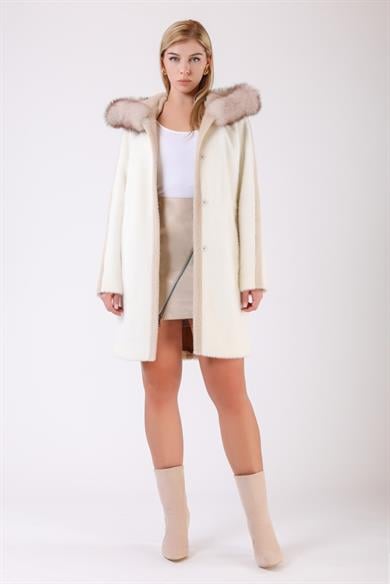 Manteau en laine écru avec garniture renard