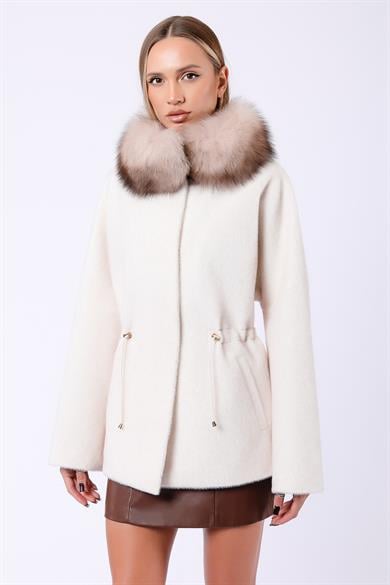 Manteau en laine écrue avec accessoires en fourrure de renard