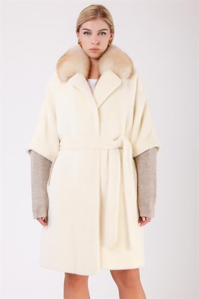 Manteau en laine écru avec garniture de fourrure de renard