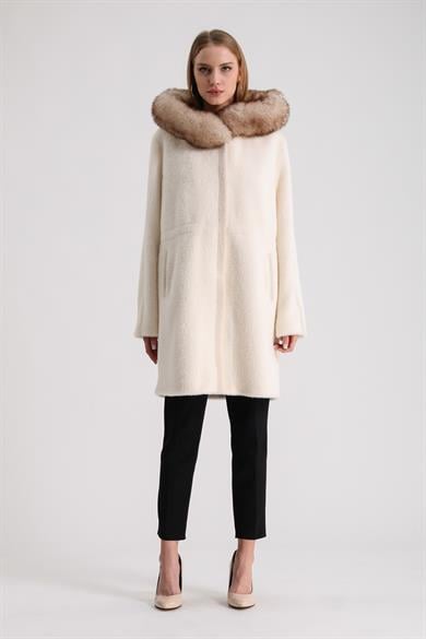 Manteau en laine écru avec garnitures en fourrure de renard