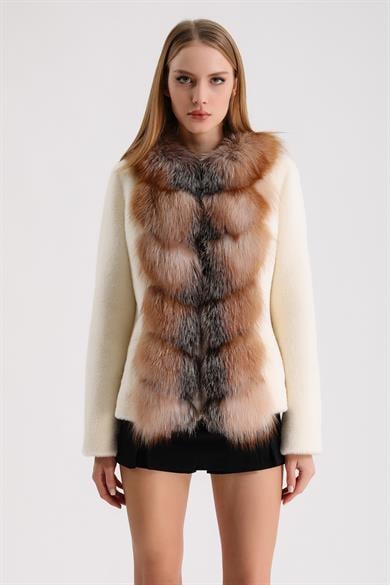 Veste en laine écru avec détails en renard doré
