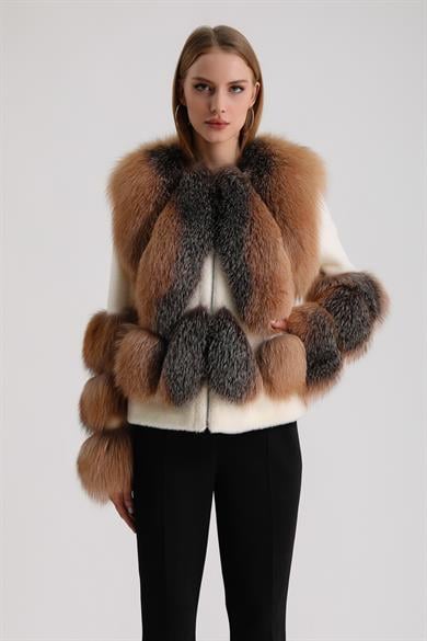Veste en laine écru avec garnitures en fourrure de renard