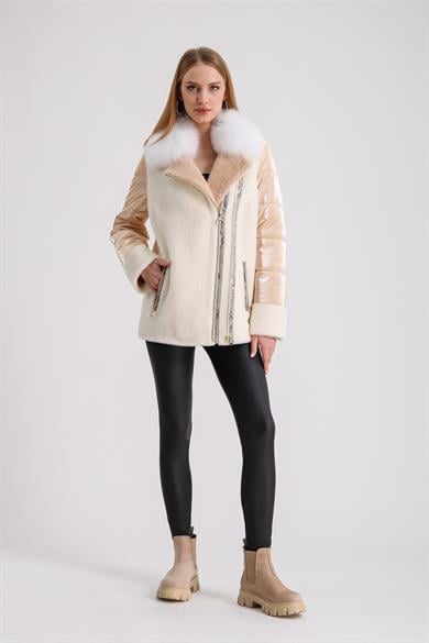 Manteau en laine écru avec garnitures en fourrure de renard saumon et cuir python