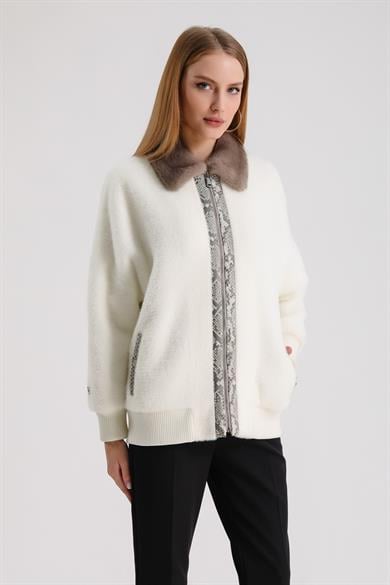Veste en laine écru avec garnitures en vison et détails en cuir python