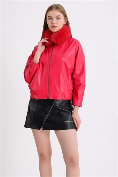 Veste en cuir fuchsia avec garniture en fourrure de renard