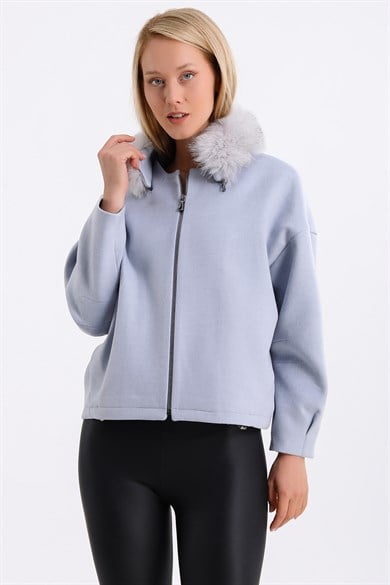 Veste cachemire bleu ciel avec détails fourrure de renard