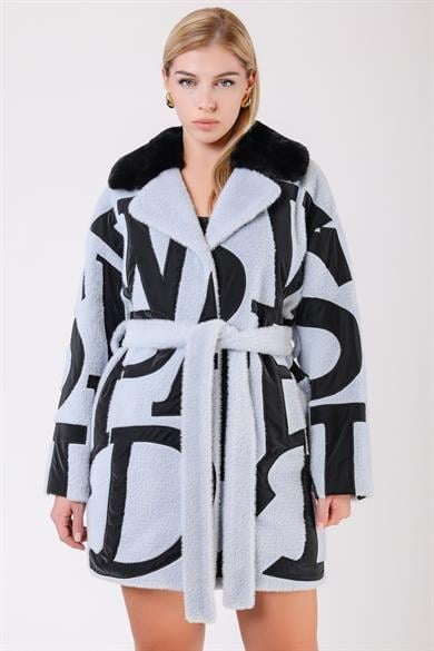 Manteau en laine et fourrure bleu ciel avec motif de lettres