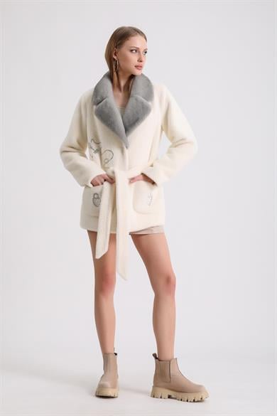 Manteau en laine gris blanc avec parure de vison et détails brodés