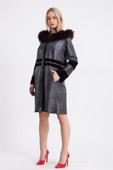 Manteau en astrakan gris bordeaux imprimé crocodile avec détails renard
