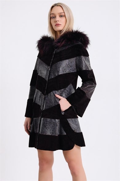 Manteau en astrakan gris bordeaux imprimé crocodile avec détails renard