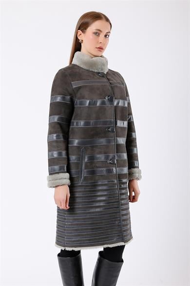 Manteau en fourrure gris réversible avec garniture en cuir