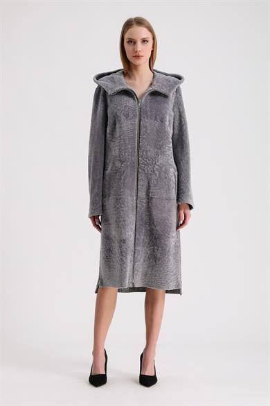 Manteau en astrakan bicolore gris avec garniture de cuir
