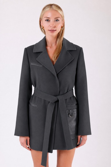 Manteau en cachemire gris avec finitions en cuir