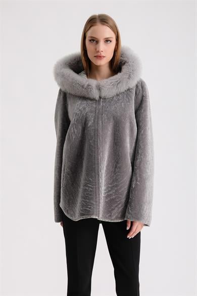Manteau en astrakan gris réversible avec garnitures en fourrure de renard