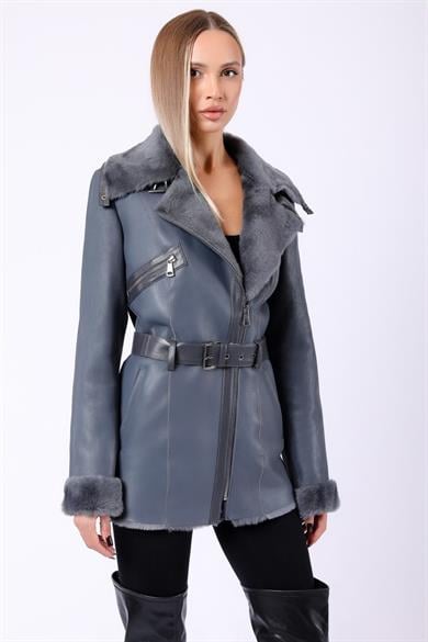 Manteau en fourrure d'agneau gris avec bordure en cuir