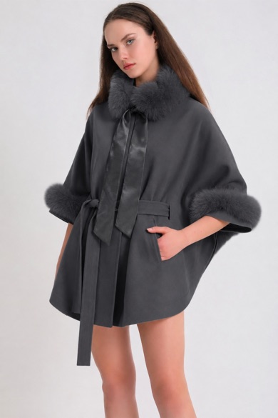 Veste cape en cachemire grise avec finitions en renard