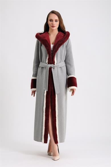 Manteau en alpaga gris avec capuche en astrakan et garniture en fourrure de vison
