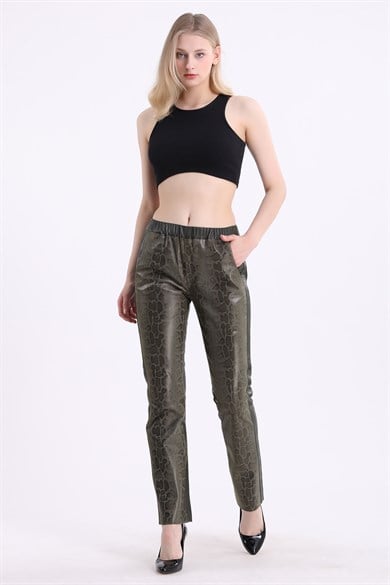 Pantalon en cuir kaki ajusté imprimé python