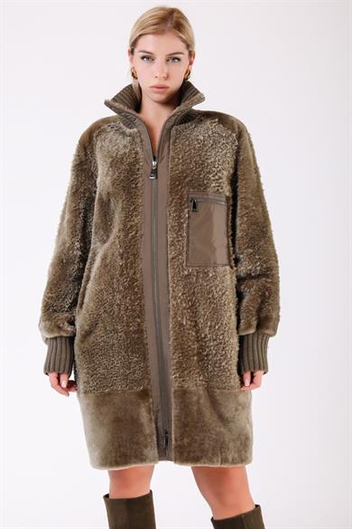 Manteau en astrakan kaki avec détails tricot
