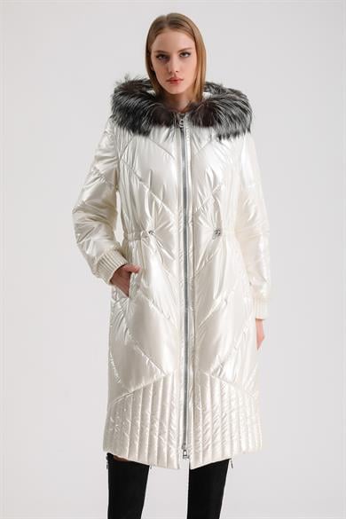 Manteau doudoune blanc nacré avec garnitures en fourrure de renard Arjante