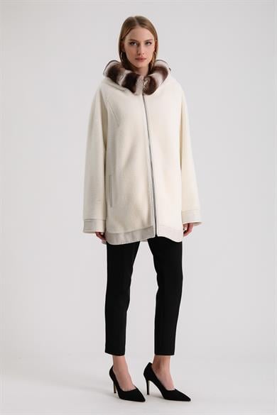 Manteau en laine blanc nacré avec garnitures en rex et cuir