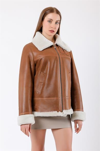 Manteau en cuir marron doublé de fourrure marron et blanc