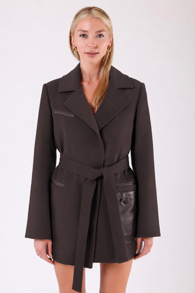 Manteau en cachemire marron avec finitions en cuir