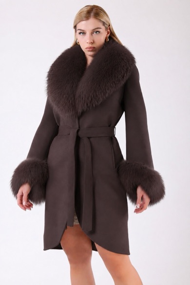 Manteau en cachemire marron avec garniture en fourrure de renard