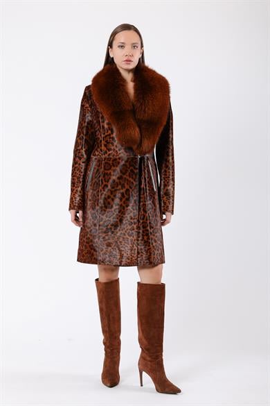 Manteau en cuir marron motif léopard avec détails en fourrure de renard