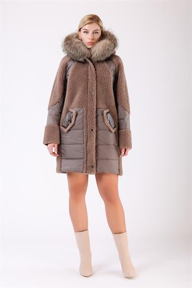 Manteau en laine marron avec garniture de fourrure de renard