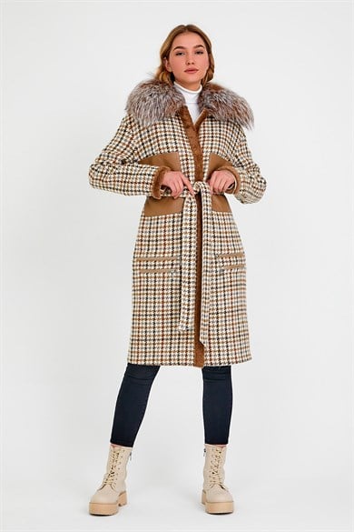 Manteau en alpaga marron avec garniture de renard doré
