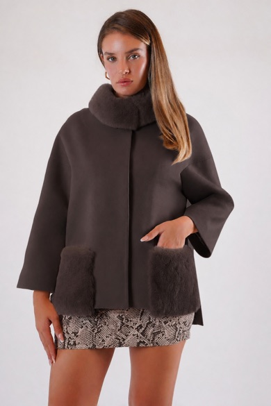 Manteau en cachemire marron avec finitions en fourrure