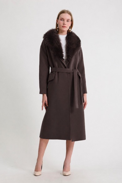 Manteau en cachemire marron avec garniture en fourrure