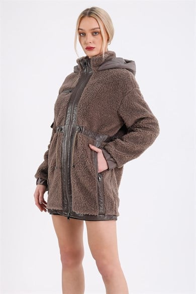 Manteau en laine marron à capuche avec détails peau d'agneau