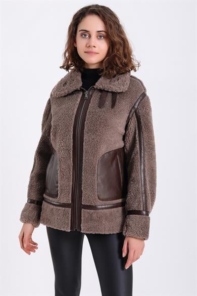 Manteau en laine marron avec garniture de peau d'agneau