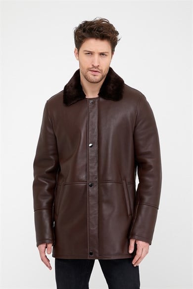 Manteau en fourrure d'agneau marron