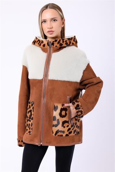 Manteau en fourrure brun avec garniture motif léopard