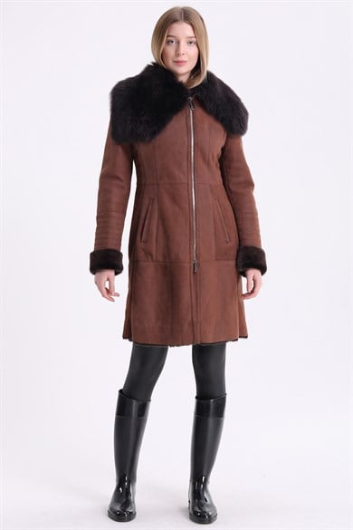 Manteau en cuir marron garni de fourrure de renard