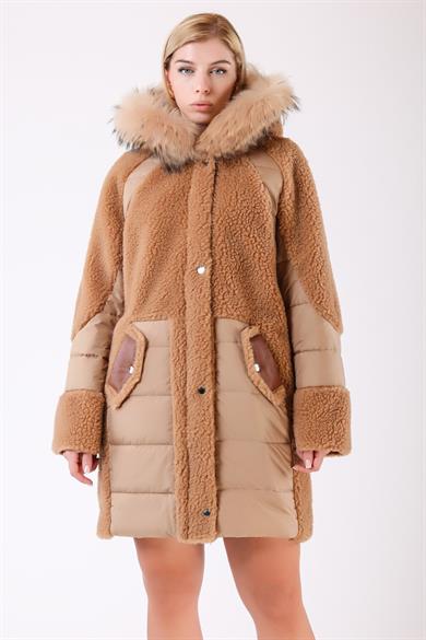 Manteau en laine caramel avec garniture de fourrure de renard