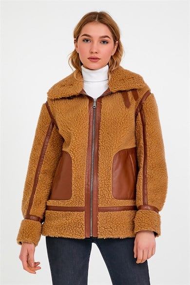 Manteau puffé caramel avec garniture de peau d'agneau