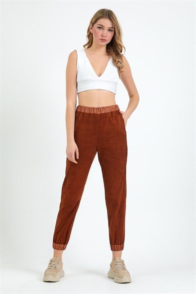 Pantalon en daim caramel coupe ajustée