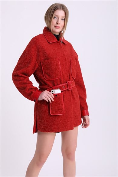 Manteau en cuir rouge accessoirisé de poches